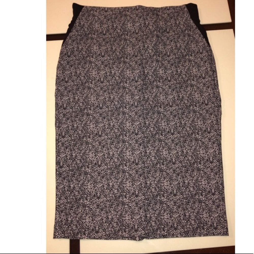 Midi skirt black and white pattern